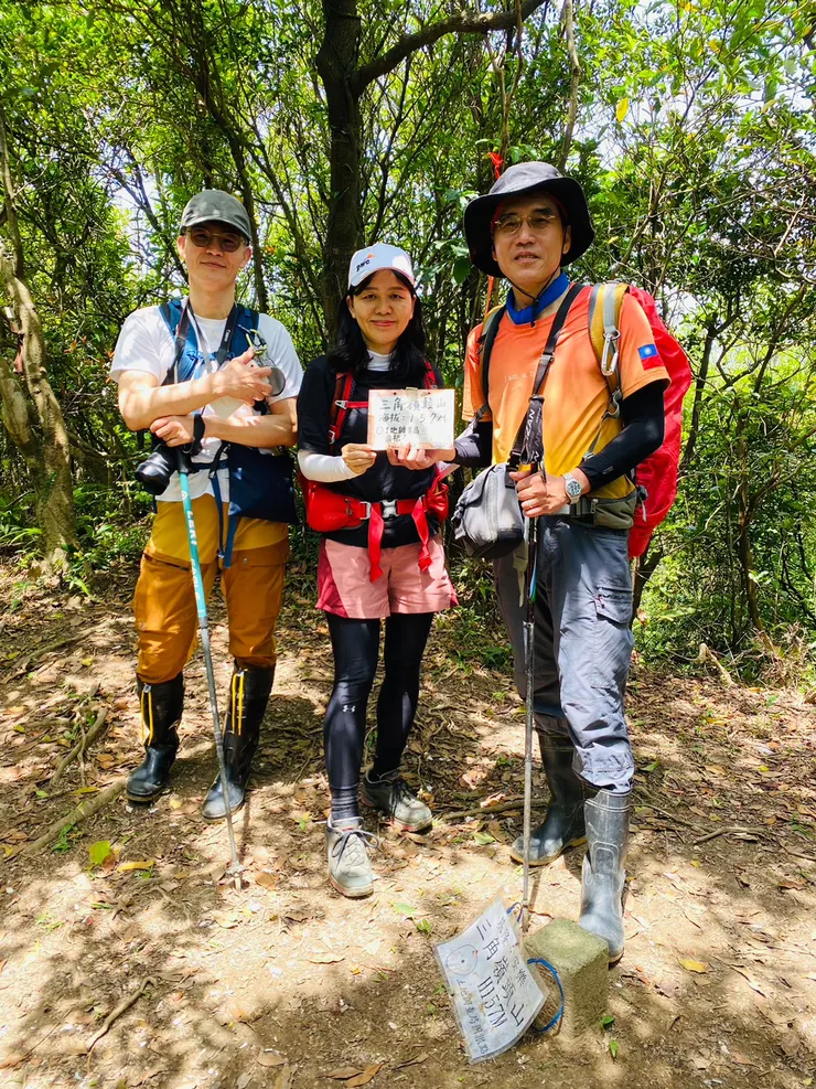 ▲11:10三角嶺頭山(高度157公尺，土地調查局圖根點)，與二位那年銅山賞山毛欅的健腳合影。
