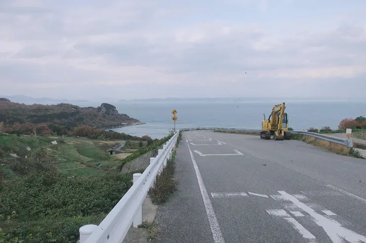 豐島美術館附近的急轉彎斜坡