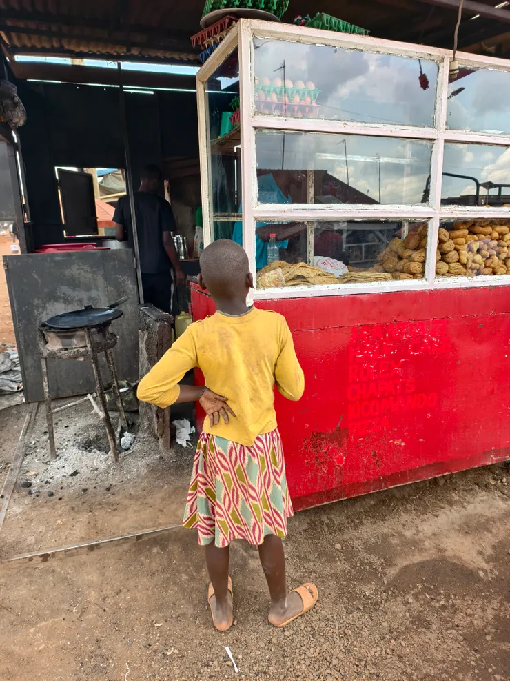 等著買烤餅的女孩。