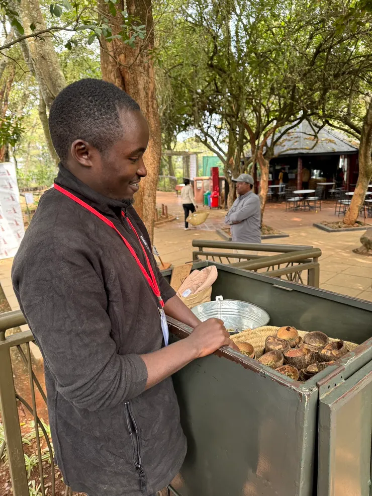 一盒裡面有2種飼料，盒子看起來是某種果實的皮(?)
