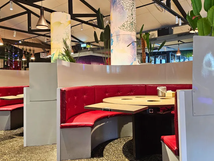 宜蘭店的紅沙發，27 年來不知道坐過多少人。