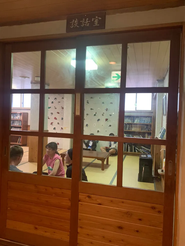 有談話室讓旅人盡興聊天而不干擾到他人