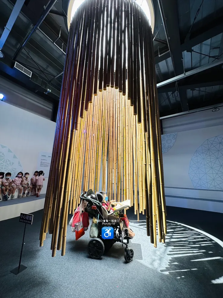 免費展覽吸引很多戶外教學及遊覽車的參展團，人潮絡繹不絕。