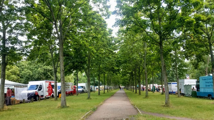 兩側各有兩排攤販