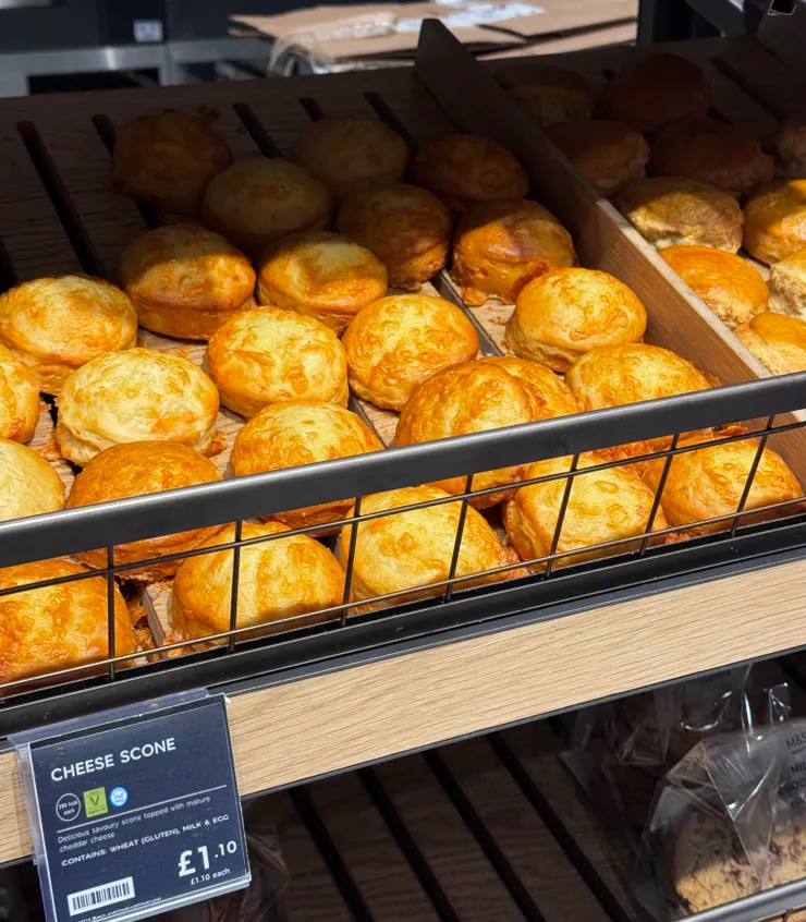 超市販售的當天現烤司康，一個1.1鎊（約台幣45元）