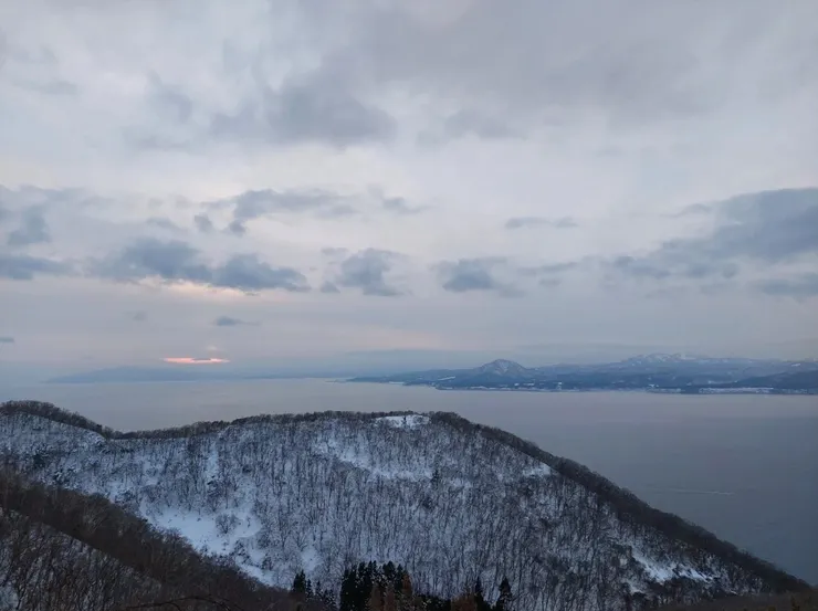 雖被遮住很多，但幸運還能看到一點海上夕陽！