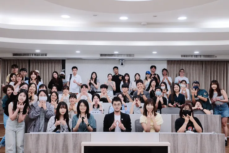 國立中山大學行傳所王紹蓉教授 (前排右二) 特邀潘偉亷顧問 (前排中) 為該院「行銷傳播管理講座」全體學員分享精闢見解。圖 / 國立中山大學行銷傳播管理研究所提供