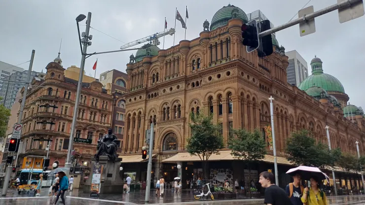 維多利亞女王大廈：撐傘？不撐傘？