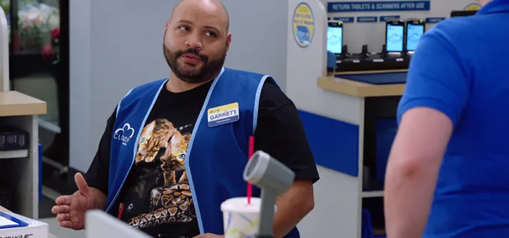 鎮守服務台的蓋瑞特，除了客人來問事情跟廣播以外，基本上沒什麼工作（不過要陪其他員工聊天）。圖片來源自《爆笑超市》myvideo