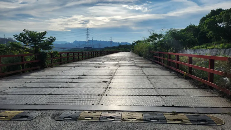 這種鋼板上面如果有水的話,會變得十分的滑。請小心騎乘。