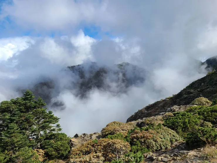這雲霧不太妙,果然回到北山岔路口就開始飄雨了
