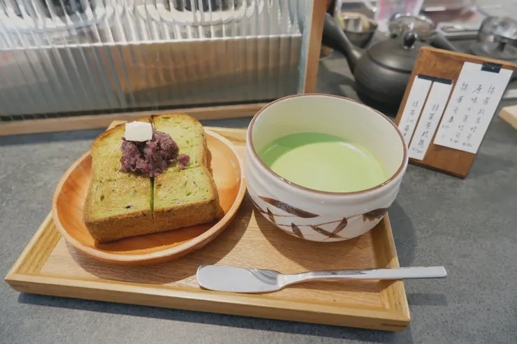 「抹茶紅豆吐司」搭配現刷抹茶