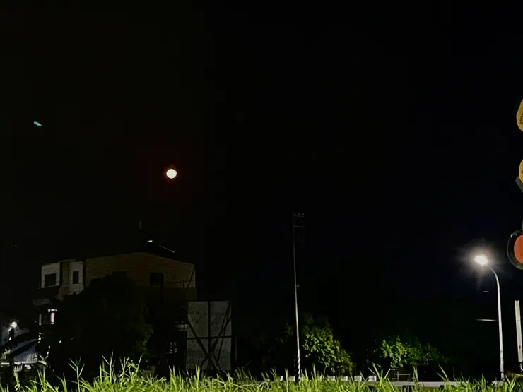 月色和老房子。