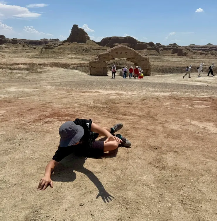 有人搞笑表演垂死在沙漠中的劇情