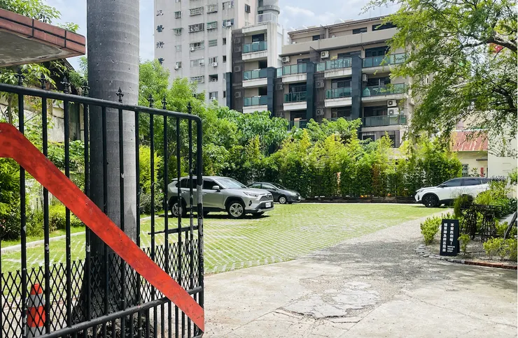 十二月粥品貴和店設有停車場。