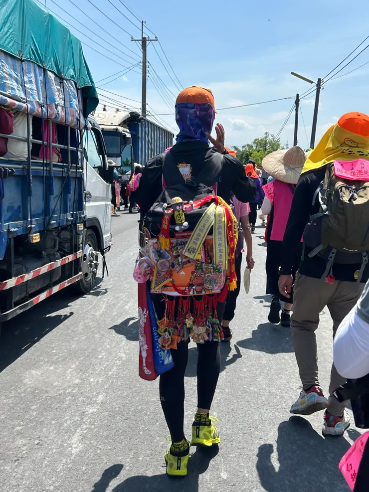 路上滿是忠誠信眾....