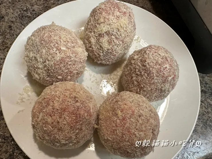 裹上麵包粉，放置約15分鐘反潮