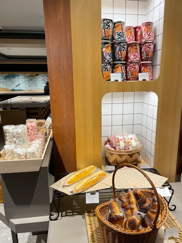 各式麵包,還有泡麵可以選購。