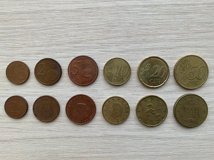 1、2、5、10、20、50歐分硬幣正反面。正面圖案一樣，背面則各國有不同的設計圖案