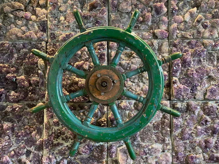 整面牆都是水晶！！！一樣的方格！！！一樣的水晶！！！有錢的任性