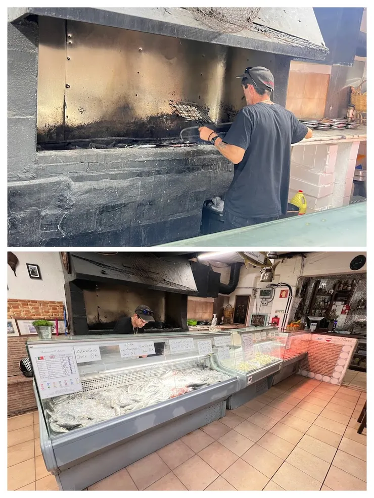 老闆負責炭烤食物的作業