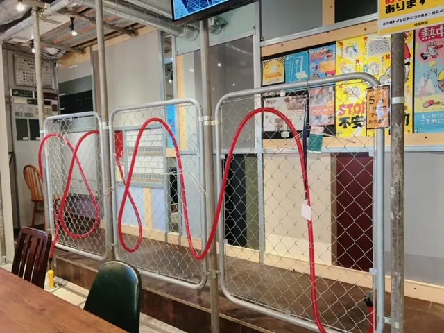 工業用欄杆，凸顯咖啡廳理念和特色