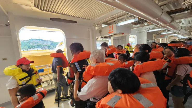 這是歌詩達郵輪莎倫娜號船上的逃生演練!