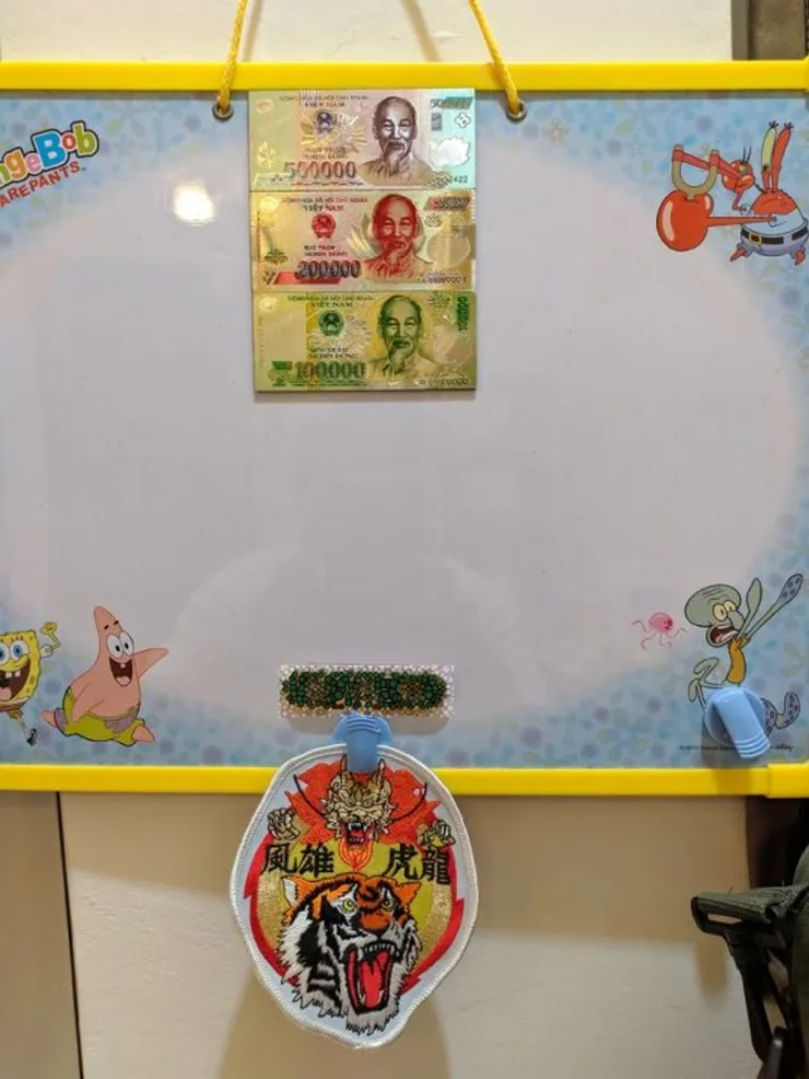 貼在小白板上的越南盾鈔票磁鐵，50萬盾+20萬盾+10萬盾是一套