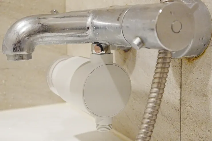 橫式過濾器，其實離浴缸的距離還是有點近