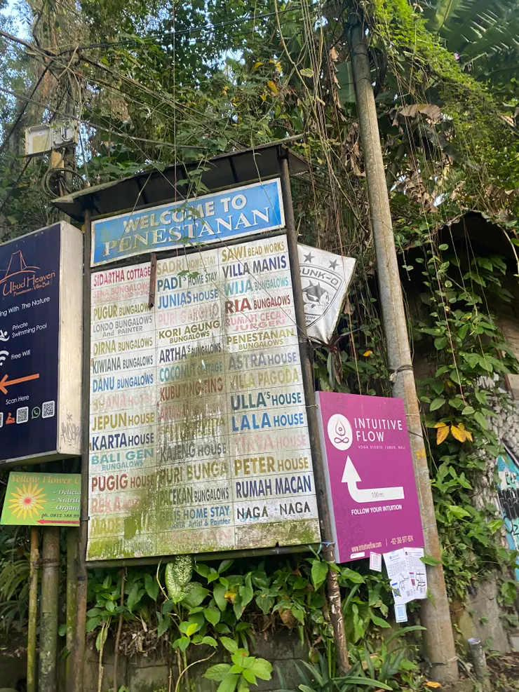 面對藝廊往右邊走一點,會看到這個指示牌,樓梯往上走