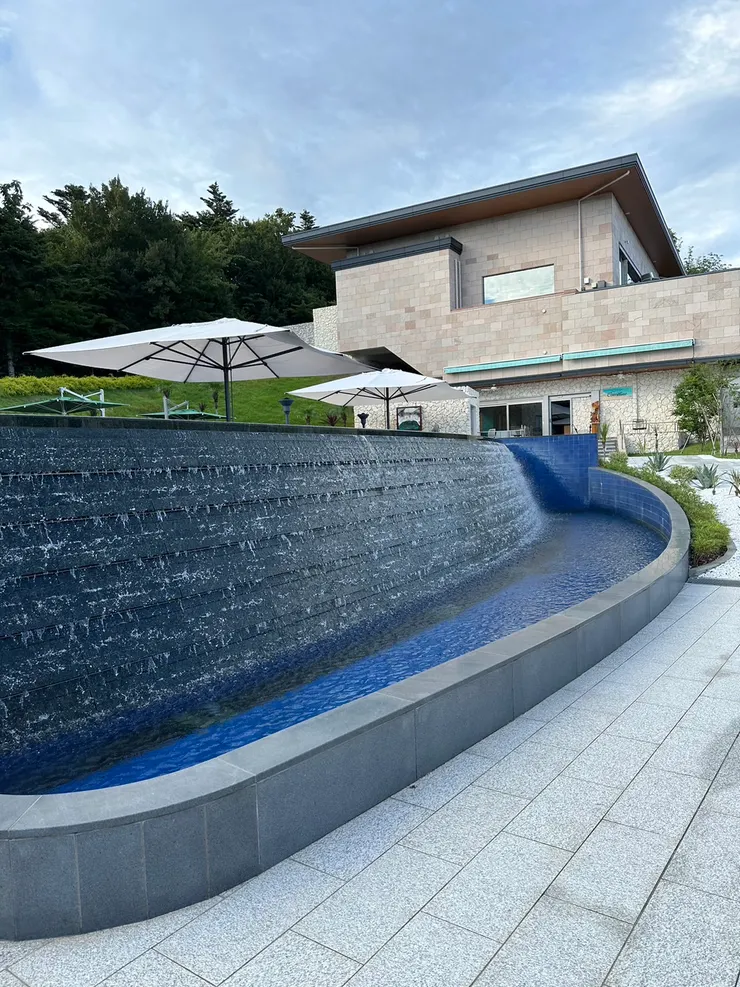 從餐廳望過去的足湯區