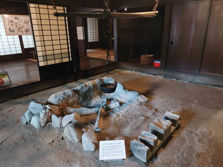 這應該是在生火煮飯用的爐子