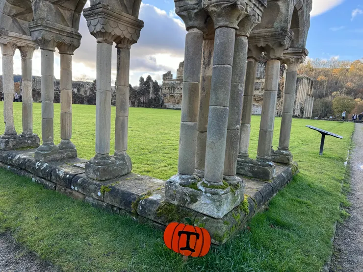 剛好在進行萬聖節解謎活動很多小朋友來玩