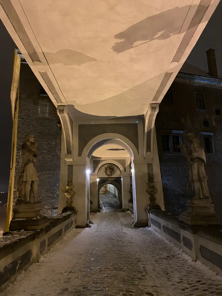 斗篷橋上的石像和光影，讓我覺得背脊發涼，但其實是天氣真的很冷，大概-2~2度C而已