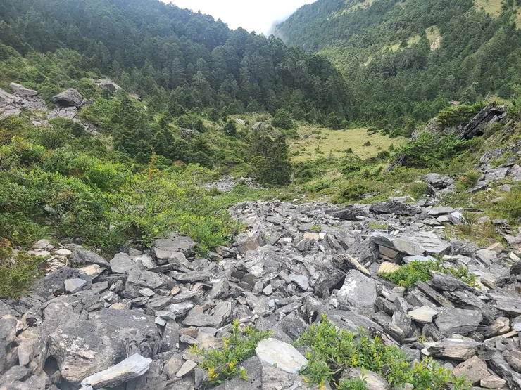 石瀑而下,右前方可以看到山屋了。自己找路走過去