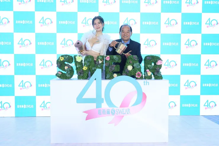 品牌代言人鄭芯恩與董事長進行40周年慶祝儀式(思薇爾提供)