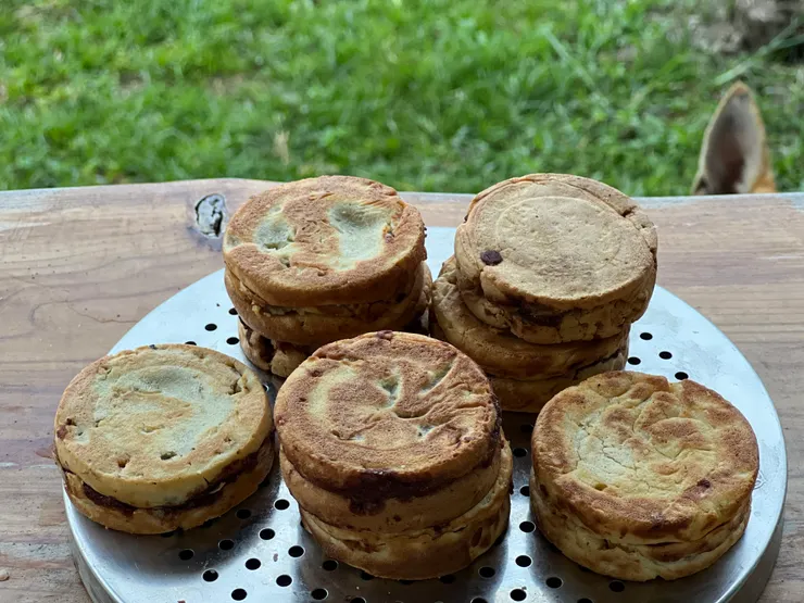 做了三小時，用了兩份麵漿材料，最後只萃取出這珍貴的幾個紅豆餅