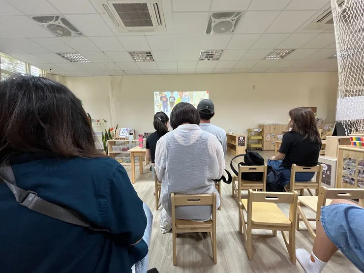 屁股太大小椅子坐不太住。