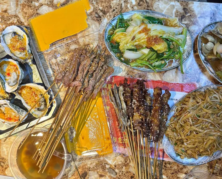 金剛整合附近幾家燒烤、烤串、糖水的攤主一起經營事業