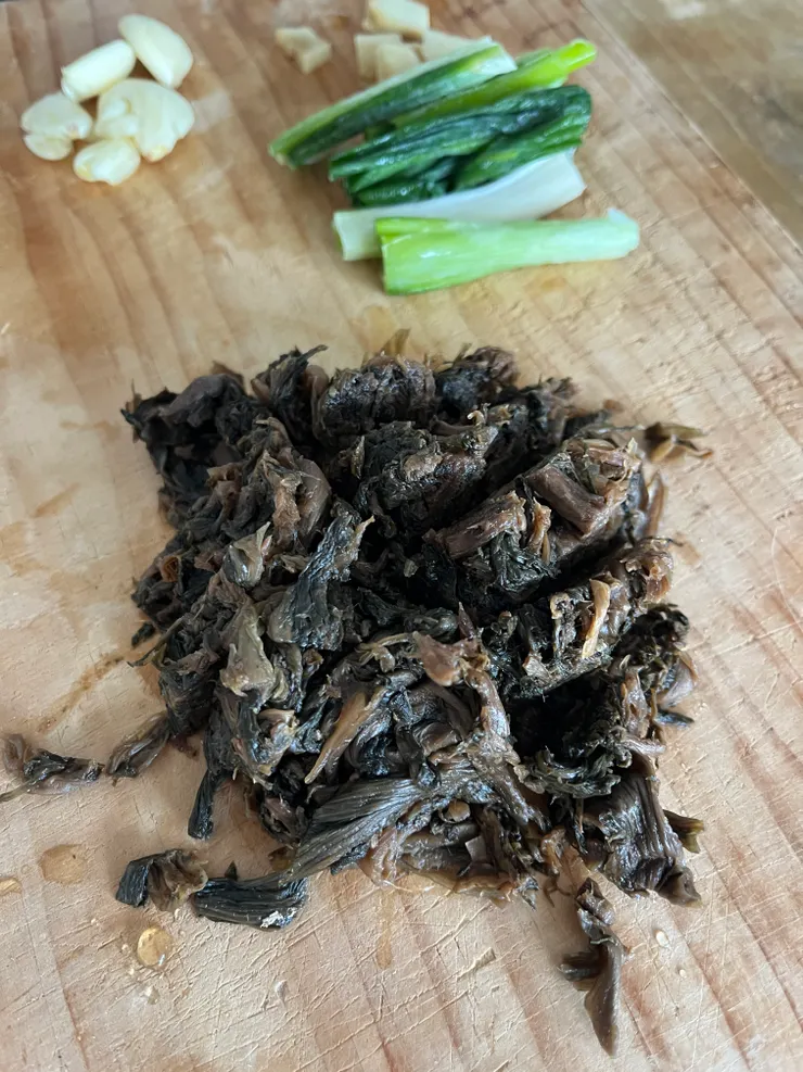 這次是為了用完之前剩下的梅乾菜（不是十年前那次），所以份量偏少