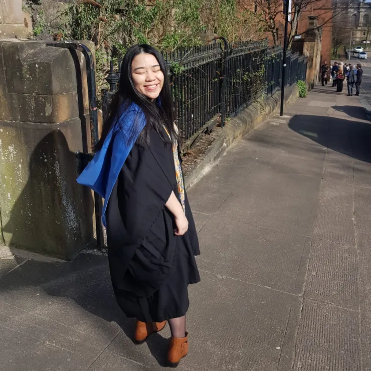 這是我大學部畢業典禮的禮袍，格拉斯哥位在的蘇格蘭也難得一見地出現了陽光普照的好天氣。