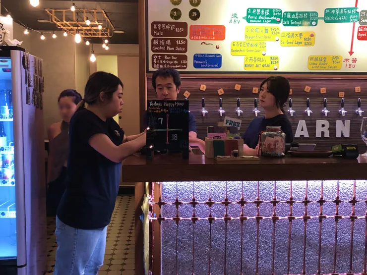 在學吧精釀時常能看見工作夥伴們聚在一起聊天的景象