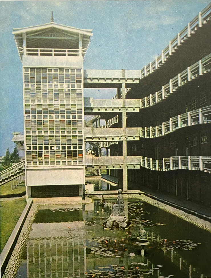 三信家商波浪大樓，外觀側面舊照（出自三信家商明信片。圖片拍攝自展場）