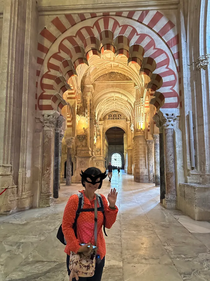 紅白條紋的雙層拱門