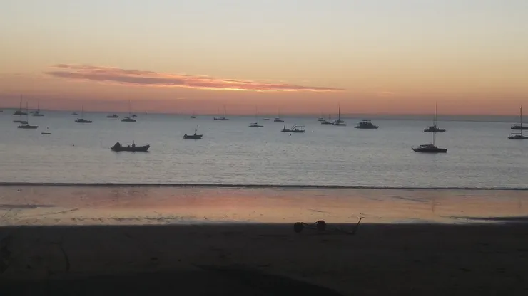 澳洲很多人有船,有錢人的船放碼頭,沒錢的人放後院