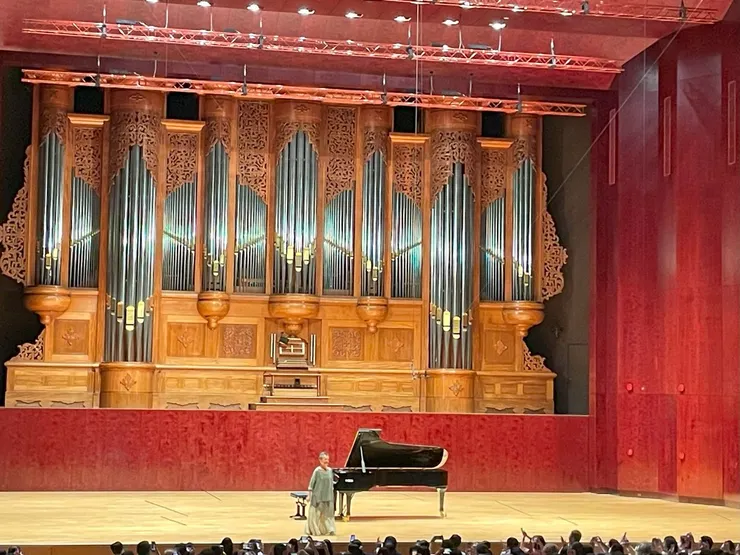 (幾乎全場的歡呼，謙遜的皮耶絲回應觀眾的熱情)