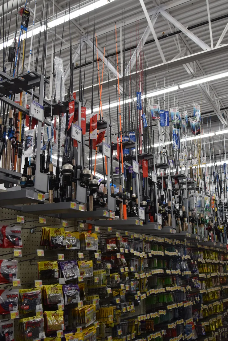 逛賣場也可以知道這個城市有什麼樣的休閒活動。第一次看到好幾列的釣魚用具！！