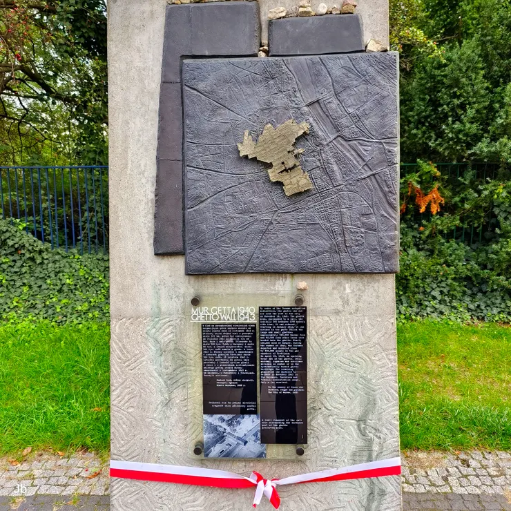 【返程行經華沙猶太起義紀念碑，深有所感但算了且回家喝一杯。「華沙猶太區邊界標誌」（Warsaw Ghetto Boundary Markers），系列之一，它們分布華沙市內，標示二戰期間納粹德國設立的華沙猶太區的確切邊界。華沙猶太區於 1940 年建立，最高約囚禁了 45 萬名猶太人，1942 年夏，納粹開始將隔離區內的猶太人成批送往特雷布林卡滅絕營（Treblinka）。在短短幾個月內，約 25 萬人被屠殺。，到了 1943 年初，區內僅剩約 5 萬至 6 萬人。殘存的猶太人意識到，留在這裡最終也是死路一條，與其坐以待斃，不如起而戰鬥。結果可想而知，約 13,000 名猶太人在起義中喪生，剩餘的約 5 萬名倖存者被送往滅絕營或勞改營。當我站在紀念碑前 ，固然對當年猶太人的遭遇深感同情，但又不得不想到以色列當時在加薩走廊對巴勒斯坦人做的事...】