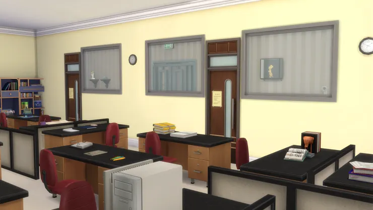 有老師對著門口坐，不知會不會感到不自在？但空間有限沒辦法。