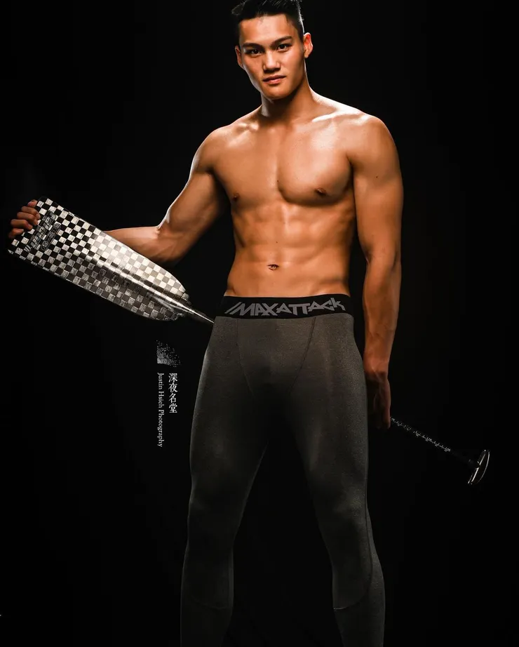 簡梓唯：十九歲，身高一百八十八公分，體重八十公斤，前台北體中輕艇隊隊長，高中畢業後被迫加入兩棲偵搜營，海軍陸戰隊兩棲專長班第１９９期第二艇艇長。